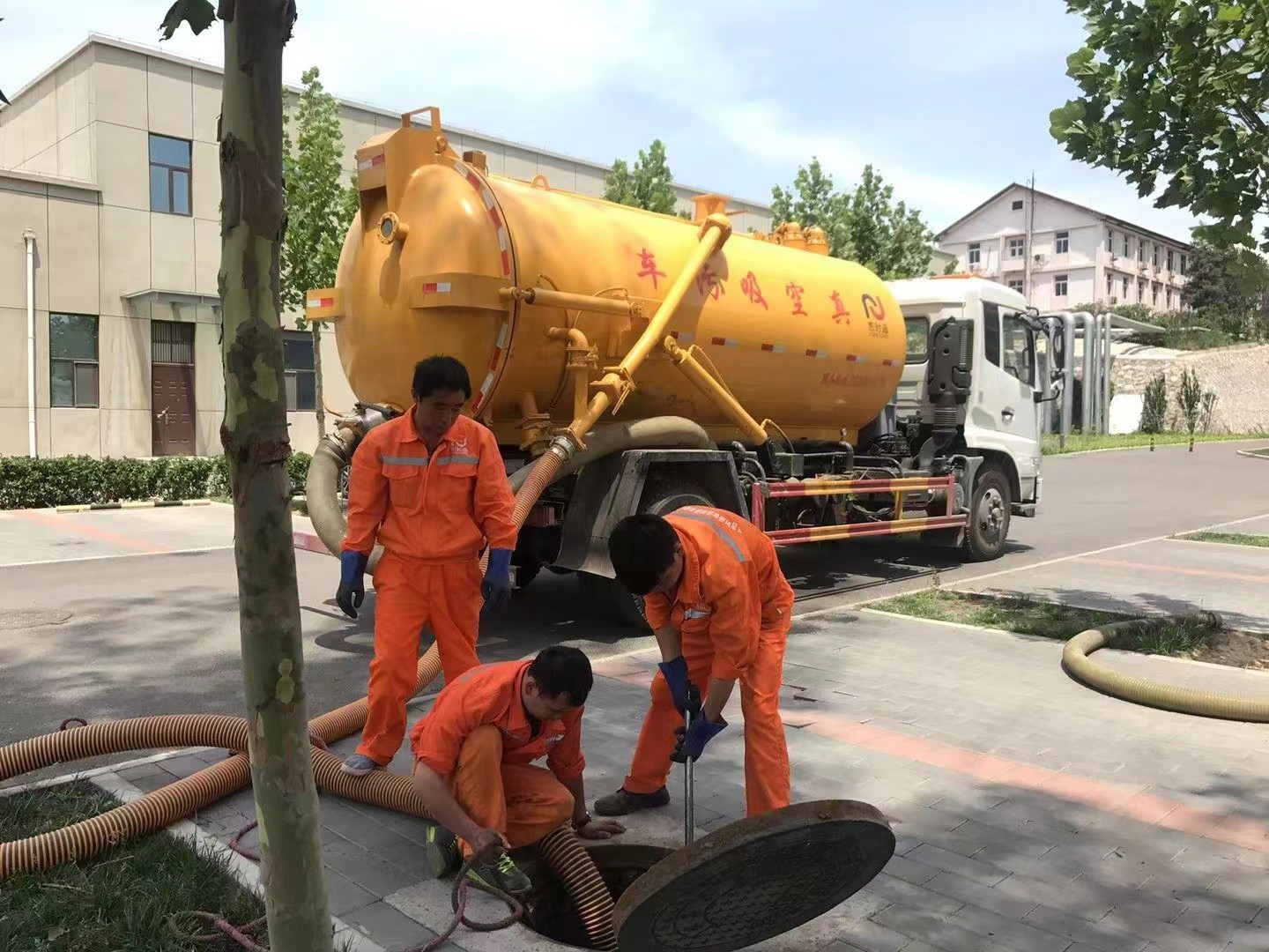 白朗化粪池清理与5-8吨吸粪车施工效率分析